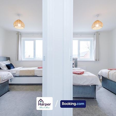 Prime Location 3 Storey By Harperletting Short Lets & Serviced Accommodation Chester With Driveway Long Or Short Stays Hough Green Eksteriør bilde