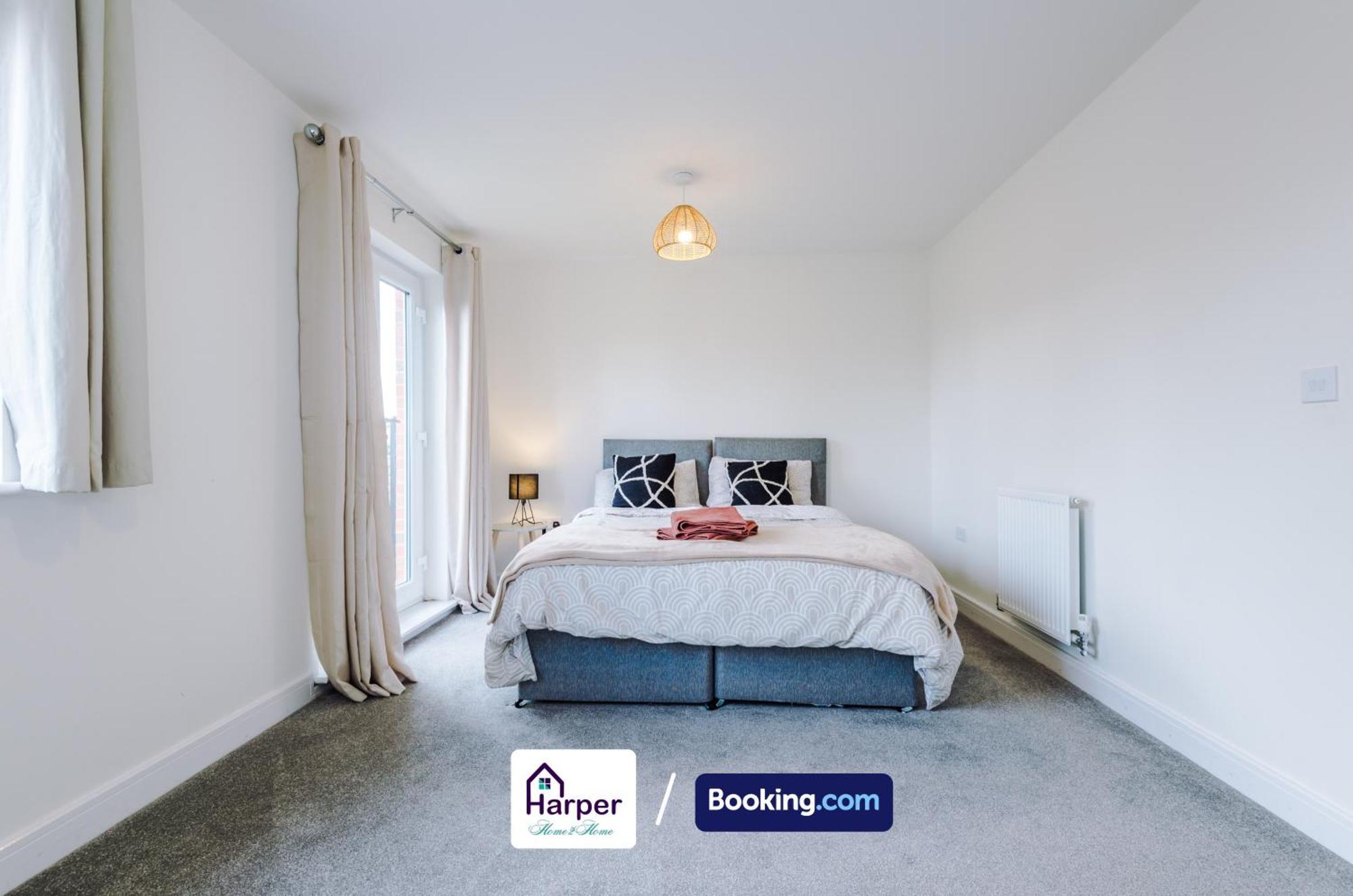 Prime Location 3 Storey By Harperletting Short Lets & Serviced Accommodation Chester With Driveway Long Or Short Stays Hough Green Eksteriør bilde