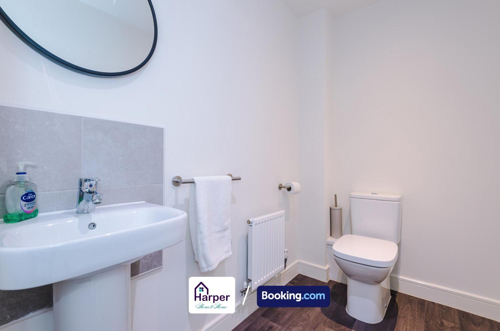 Prime Location 3 Storey By Harperletting Short Lets & Serviced Accommodation Chester With Driveway Long Or Short Stays Hough Green Eksteriør bilde