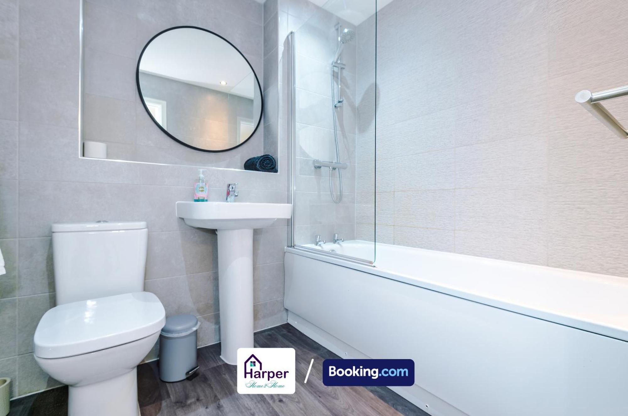 Prime Location 3 Storey By Harperletting Short Lets & Serviced Accommodation Chester With Driveway Long Or Short Stays Hough Green Eksteriør bilde