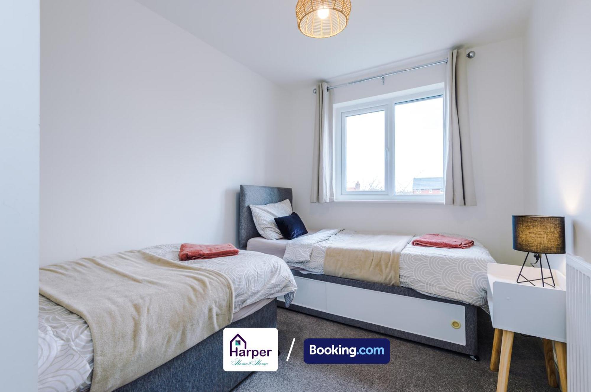 Prime Location 3 Storey By Harperletting Short Lets & Serviced Accommodation Chester With Driveway Long Or Short Stays Hough Green Eksteriør bilde