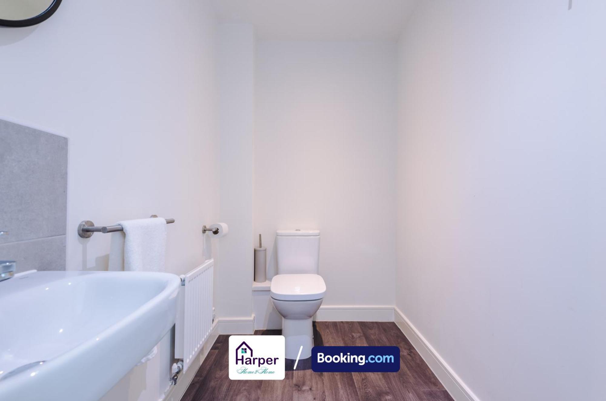 Prime Location 3 Storey By Harperletting Short Lets & Serviced Accommodation Chester With Driveway Long Or Short Stays Hough Green Eksteriør bilde