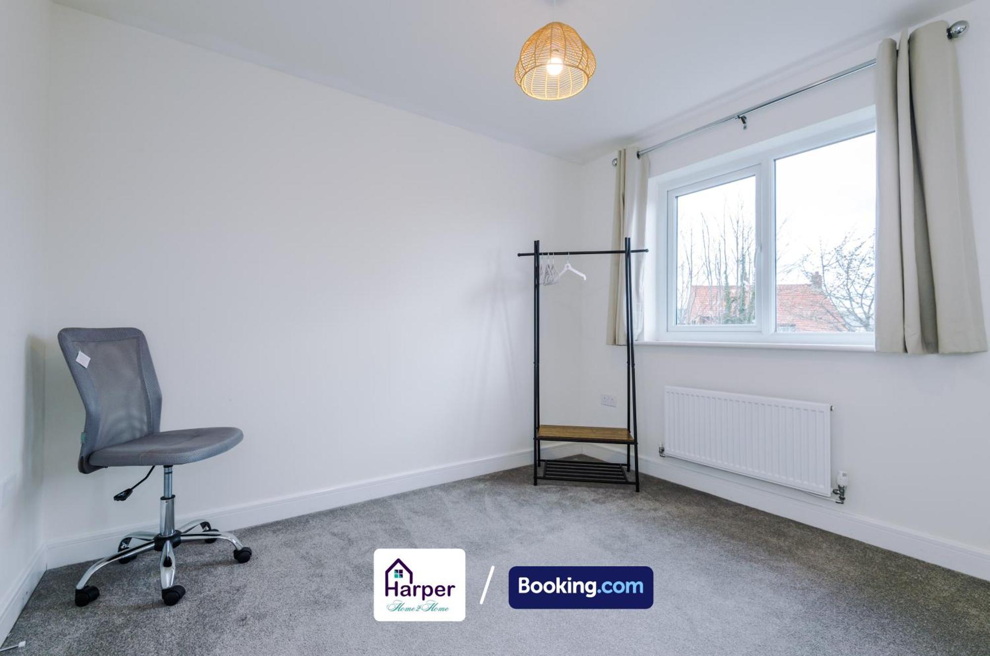 Prime Location 3 Storey By Harperletting Short Lets & Serviced Accommodation Chester With Driveway Long Or Short Stays Hough Green Eksteriør bilde