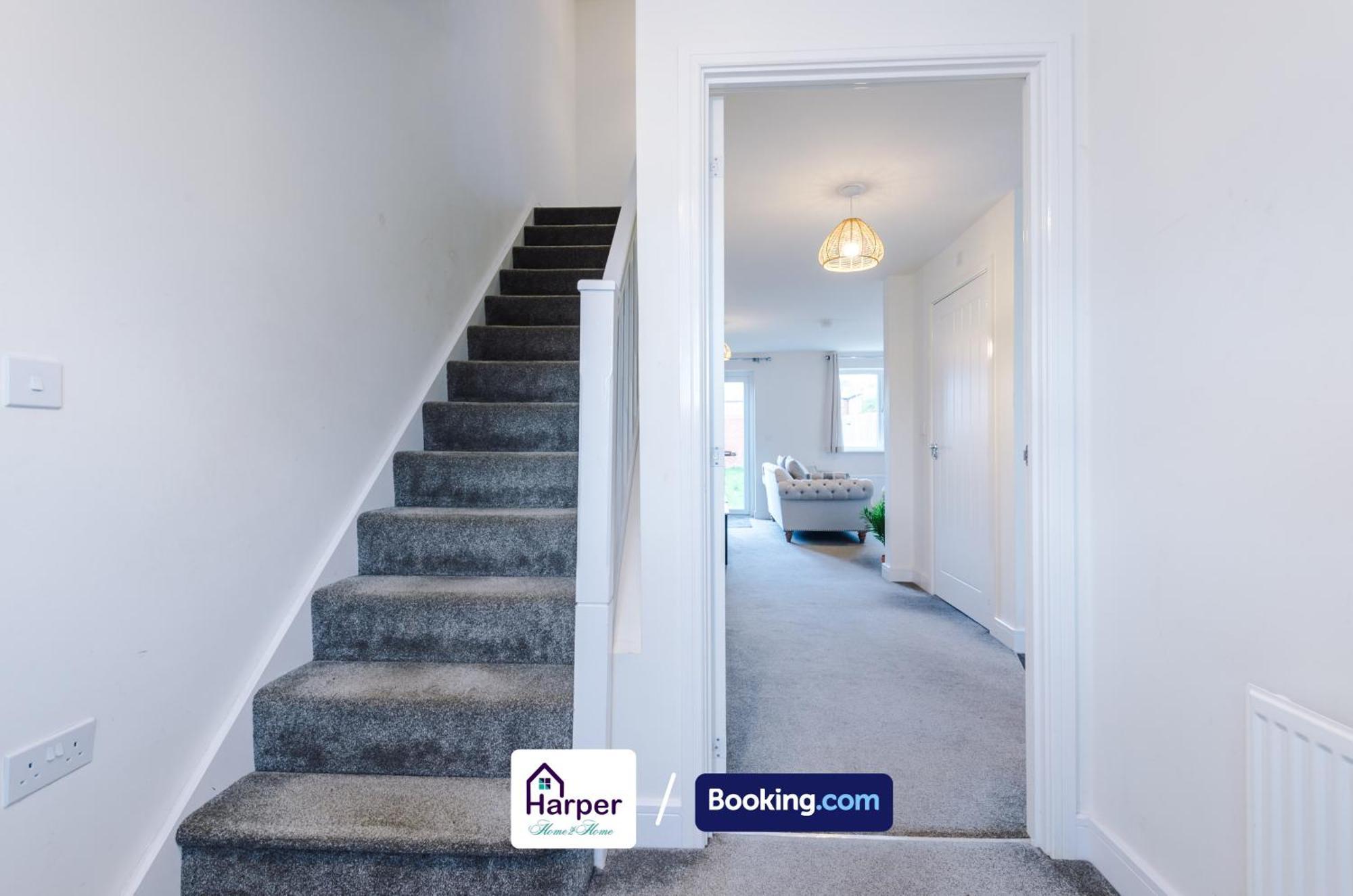 Prime Location 3 Storey By Harperletting Short Lets & Serviced Accommodation Chester With Driveway Long Or Short Stays Hough Green Eksteriør bilde