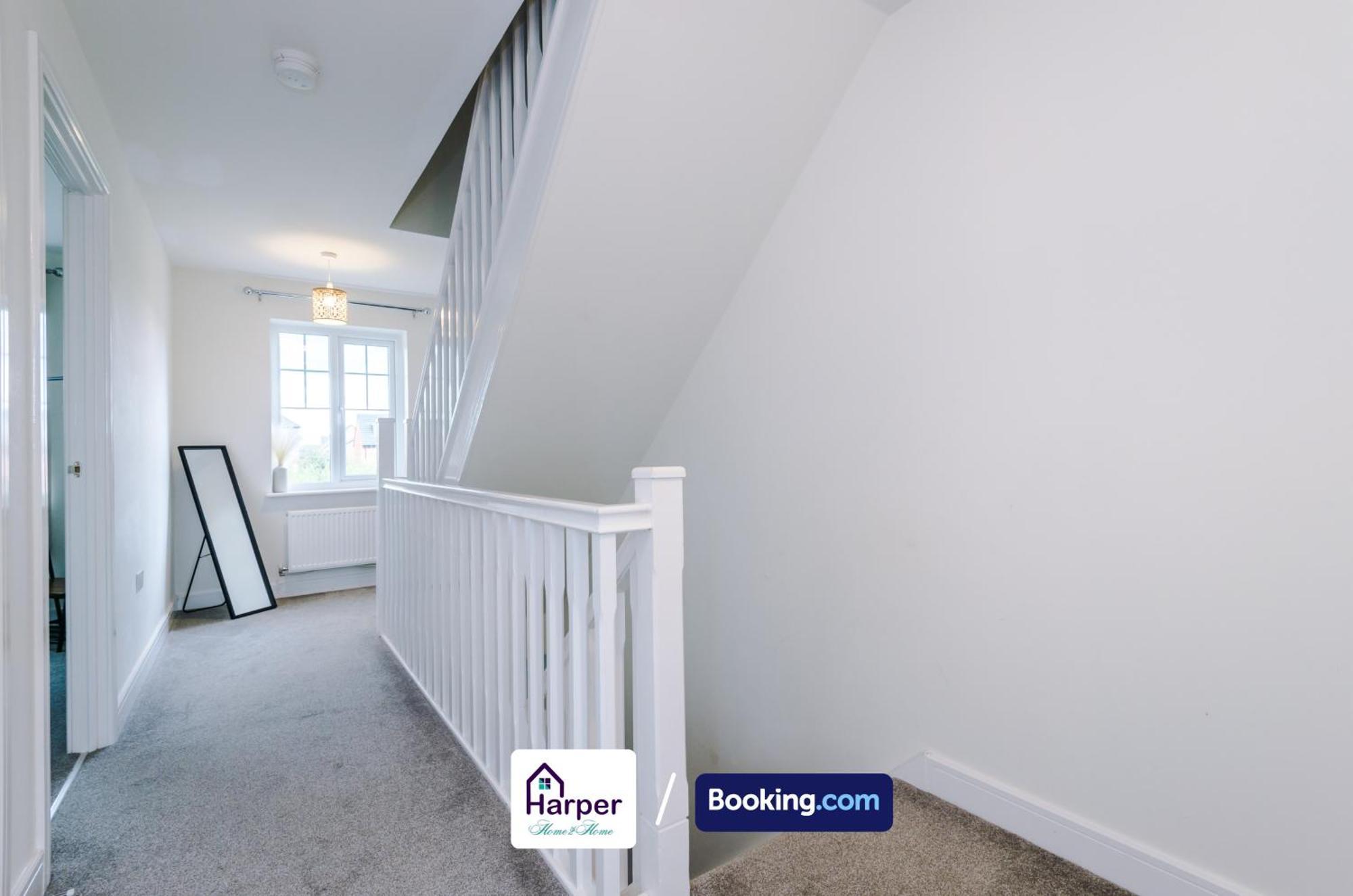 Prime Location 3 Storey By Harperletting Short Lets & Serviced Accommodation Chester With Driveway Long Or Short Stays Hough Green Eksteriør bilde