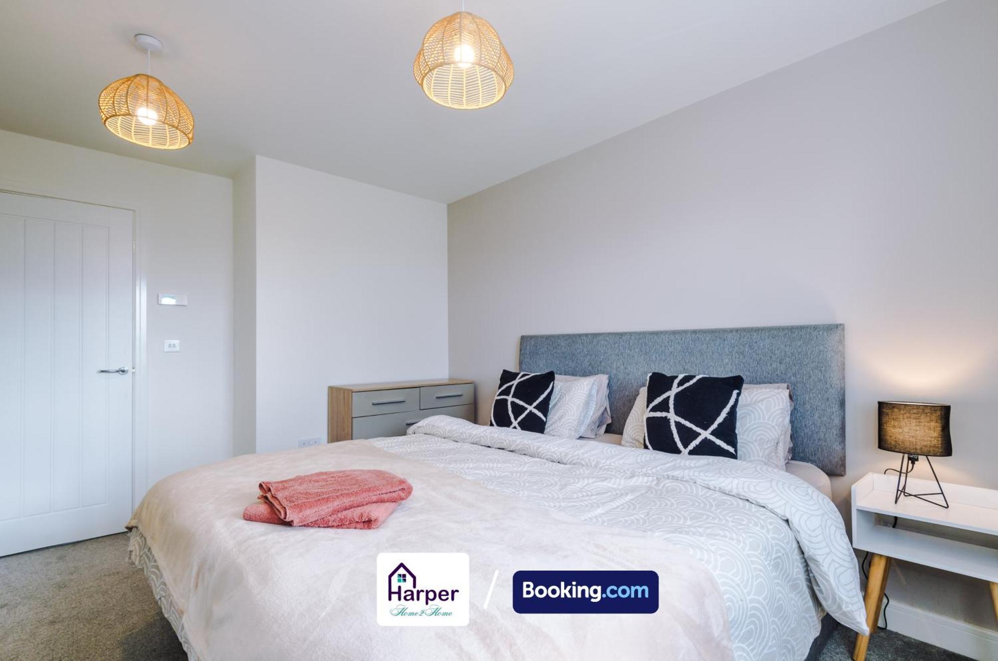 Prime Location 3 Storey By Harperletting Short Lets & Serviced Accommodation Chester With Driveway Long Or Short Stays Hough Green Eksteriør bilde