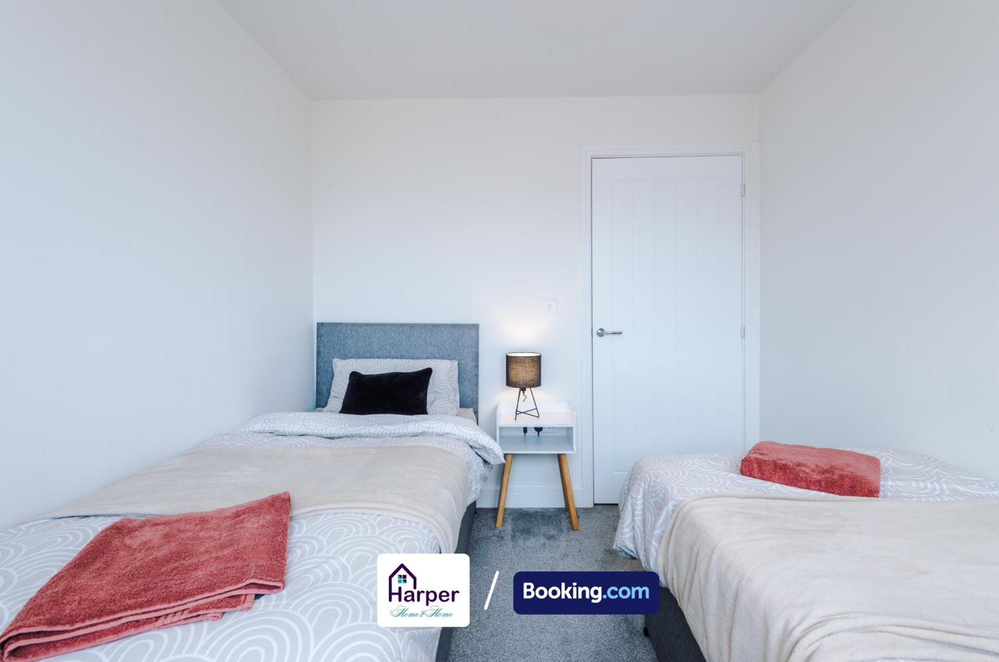 Prime Location 3 Storey By Harperletting Short Lets & Serviced Accommodation Chester With Driveway Long Or Short Stays Hough Green Eksteriør bilde