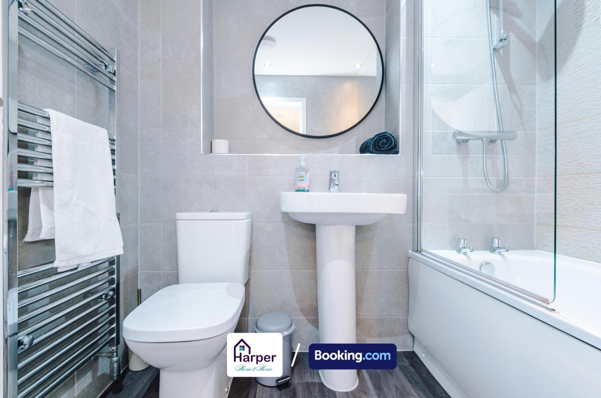 Prime Location 3 Storey By Harperletting Short Lets & Serviced Accommodation Chester With Driveway Long Or Short Stays Hough Green Eksteriør bilde
