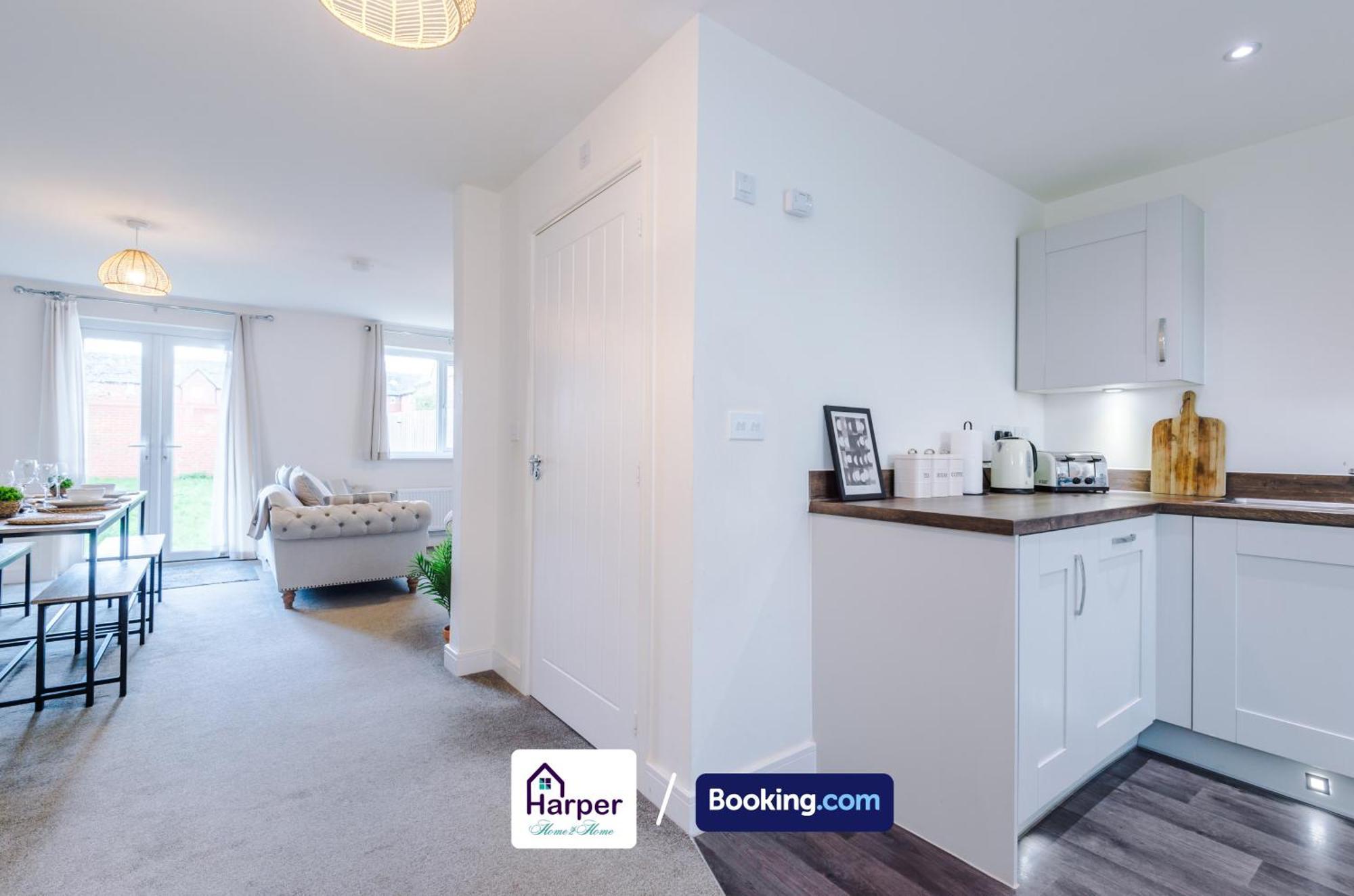 Prime Location 3 Storey By Harperletting Short Lets & Serviced Accommodation Chester With Driveway Long Or Short Stays Hough Green Eksteriør bilde