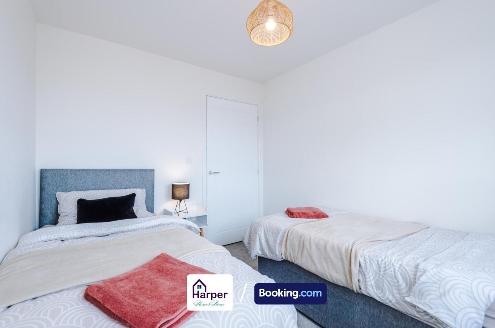 Prime Location 3 Storey By Harperletting Short Lets & Serviced Accommodation Chester With Driveway Long Or Short Stays Hough Green Eksteriør bilde