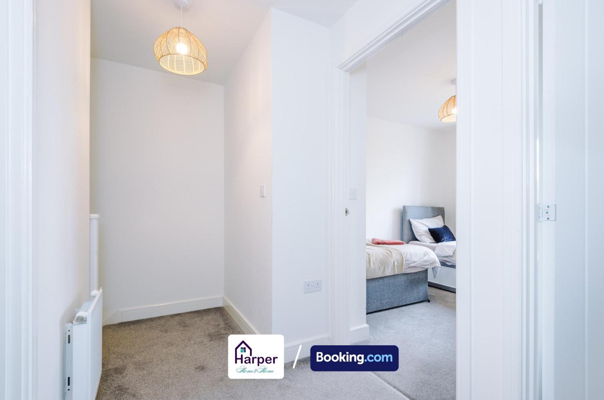 Prime Location 3 Storey By Harperletting Short Lets & Serviced Accommodation Chester With Driveway Long Or Short Stays Hough Green Eksteriør bilde