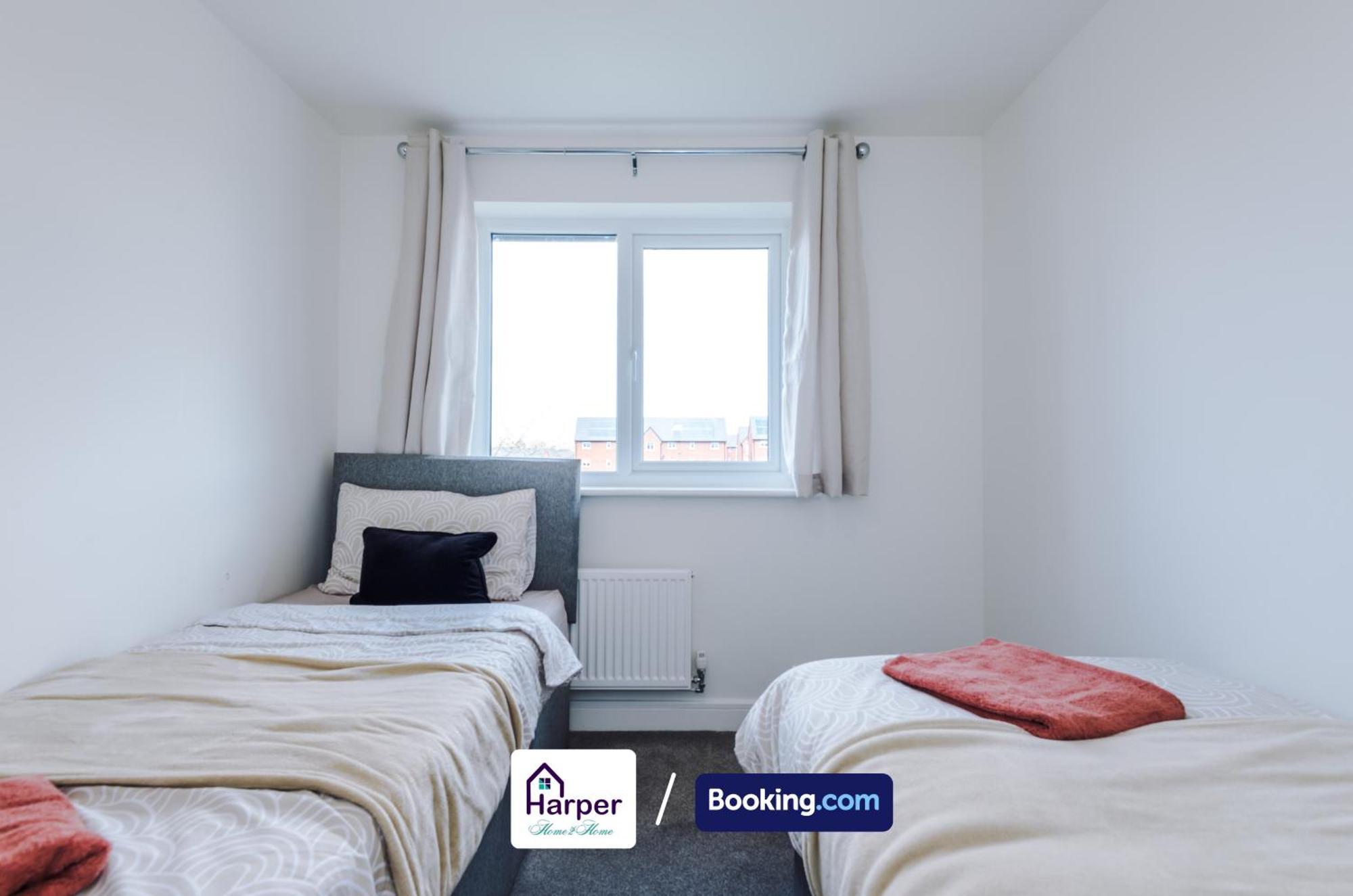 Prime Location 3 Storey By Harperletting Short Lets & Serviced Accommodation Chester With Driveway Long Or Short Stays Hough Green Eksteriør bilde