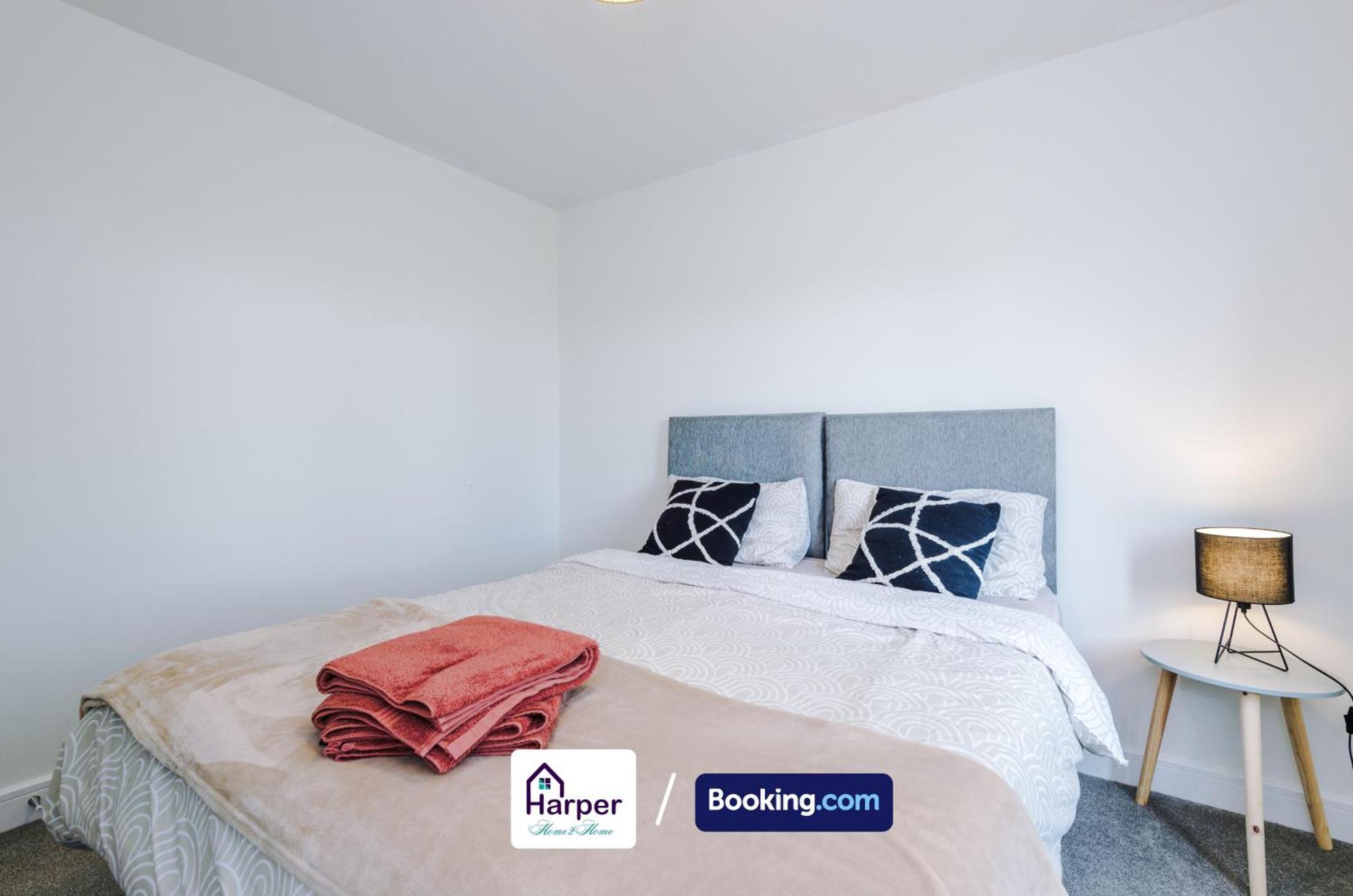Prime Location 3 Storey By Harperletting Short Lets & Serviced Accommodation Chester With Driveway Long Or Short Stays Hough Green Eksteriør bilde