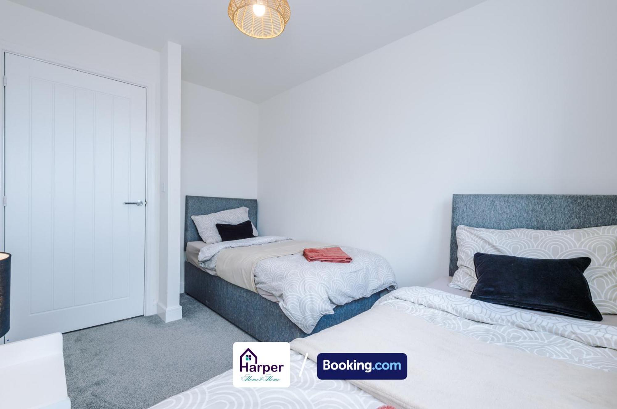 Prime Location 3 Storey By Harperletting Short Lets & Serviced Accommodation Chester With Driveway Long Or Short Stays Hough Green Eksteriør bilde