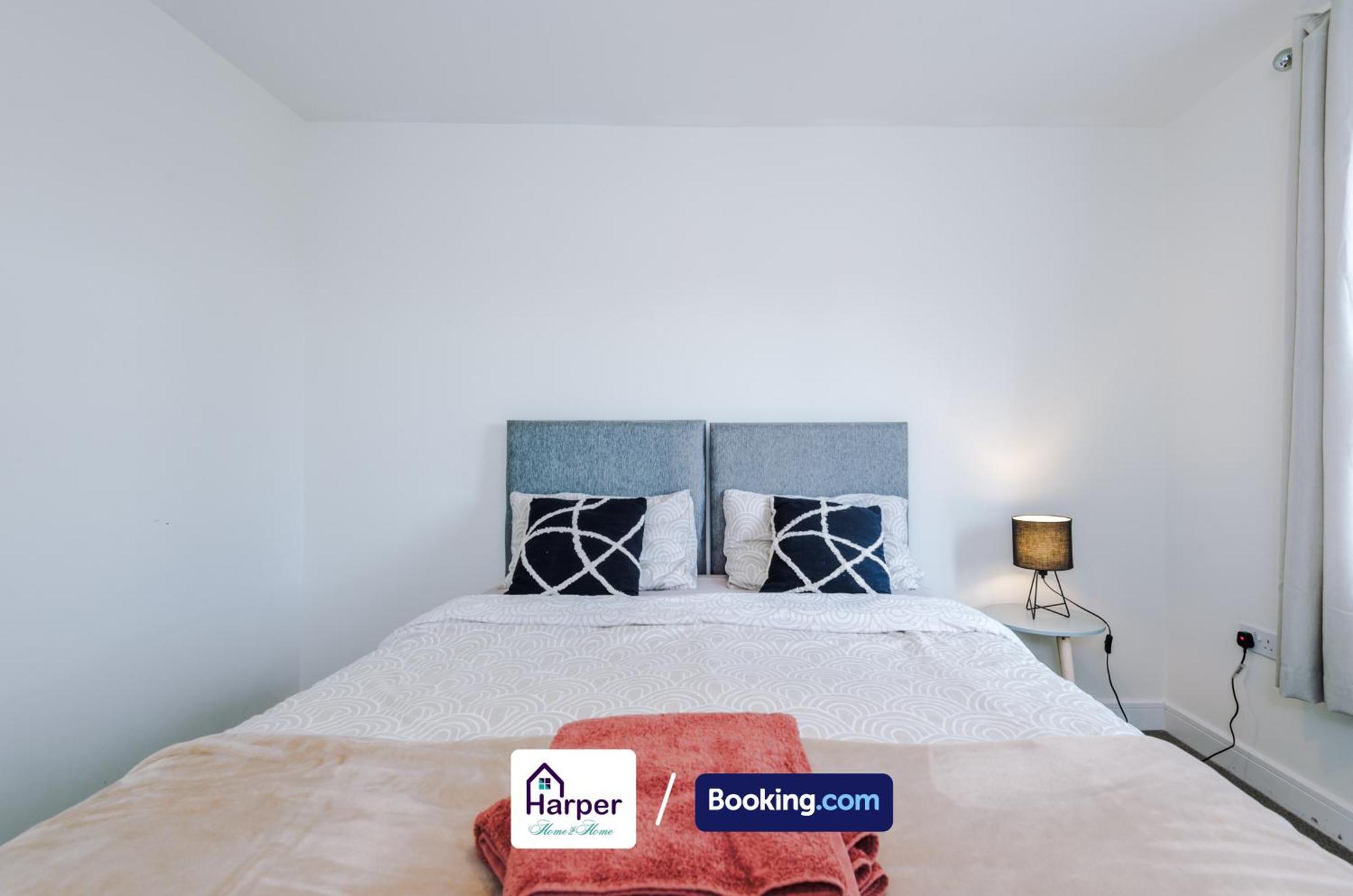 Prime Location 3 Storey By Harperletting Short Lets & Serviced Accommodation Chester With Driveway Long Or Short Stays Hough Green Eksteriør bilde