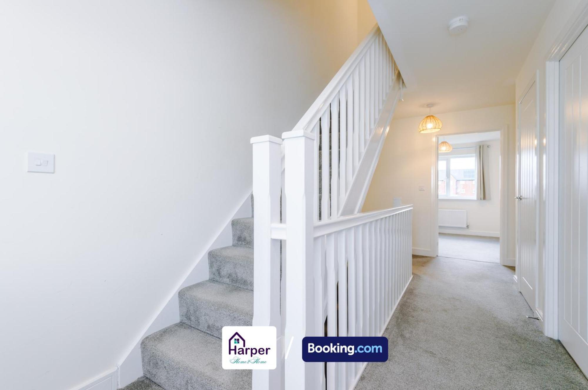 Prime Location 3 Storey By Harperletting Short Lets & Serviced Accommodation Chester With Driveway Long Or Short Stays Hough Green Eksteriør bilde