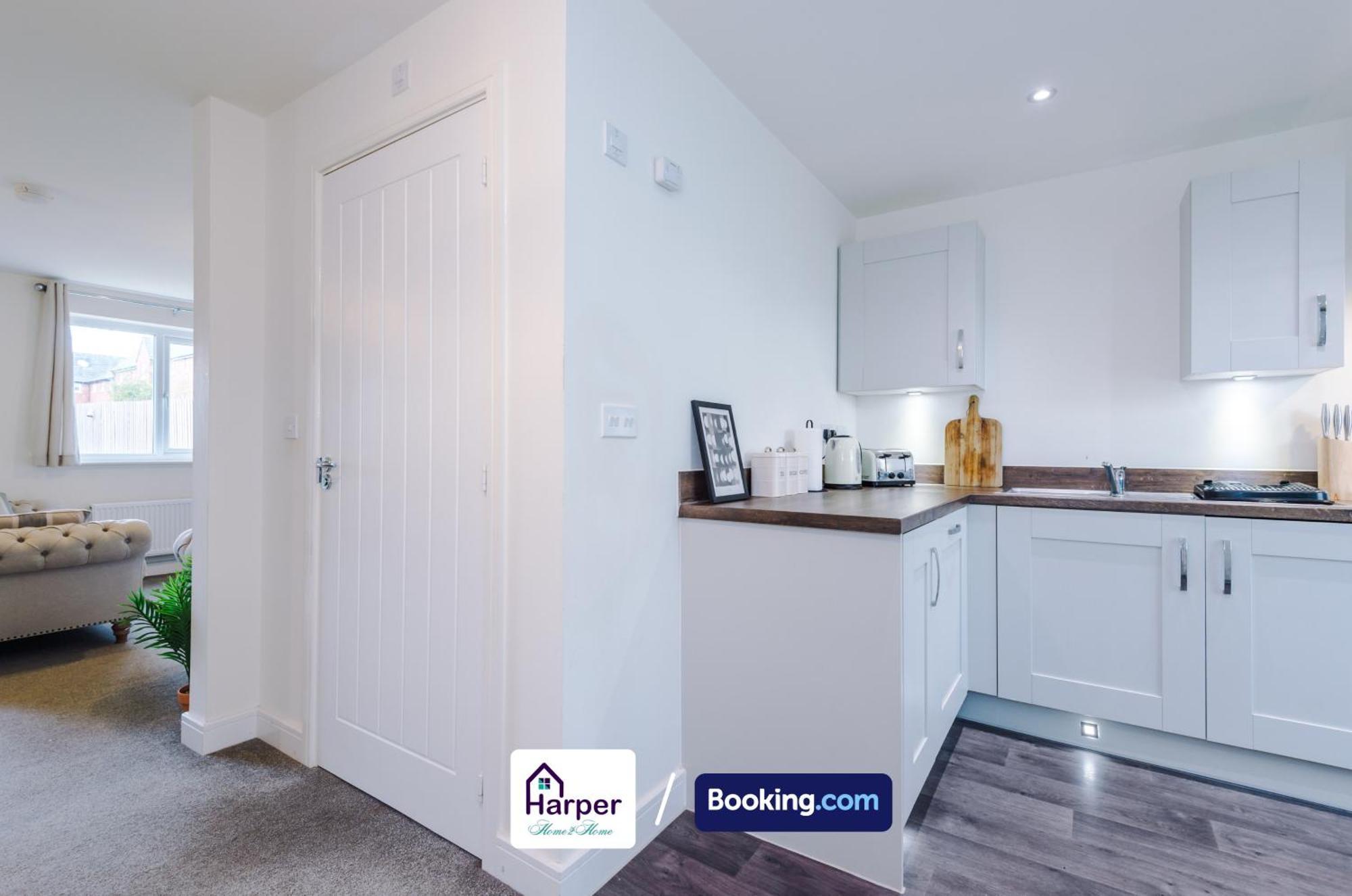 Prime Location 3 Storey By Harperletting Short Lets & Serviced Accommodation Chester With Driveway Long Or Short Stays Hough Green Eksteriør bilde