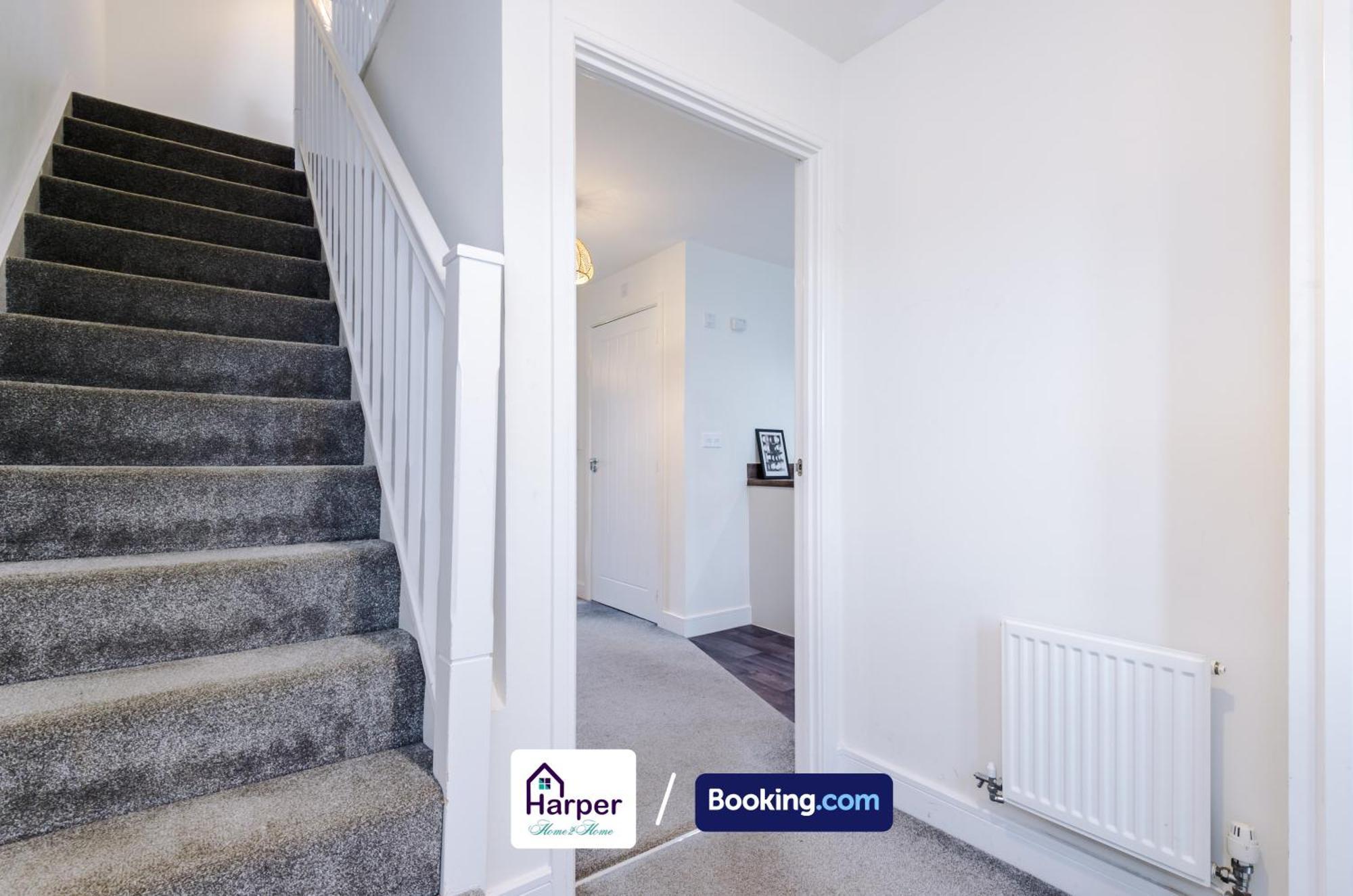 Prime Location 3 Storey By Harperletting Short Lets & Serviced Accommodation Chester With Driveway Long Or Short Stays Hough Green Eksteriør bilde