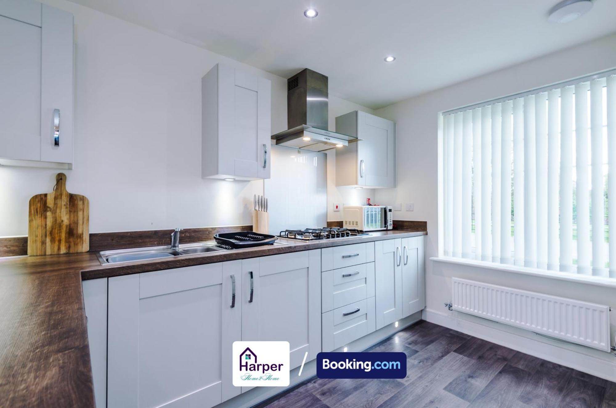 Prime Location 3 Storey By Harperletting Short Lets & Serviced Accommodation Chester With Driveway Long Or Short Stays Hough Green Eksteriør bilde