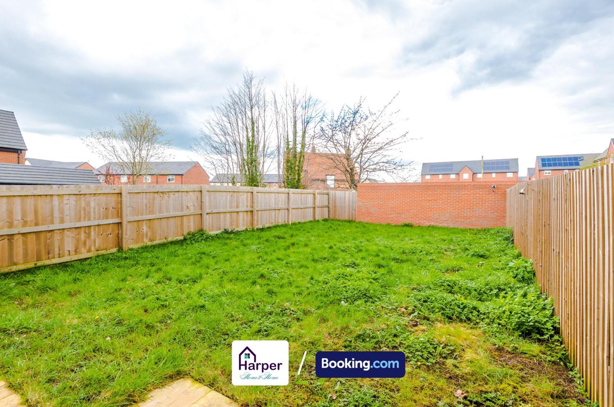 Prime Location 3 Storey By Harperletting Short Lets & Serviced Accommodation Chester With Driveway Long Or Short Stays Hough Green Eksteriør bilde