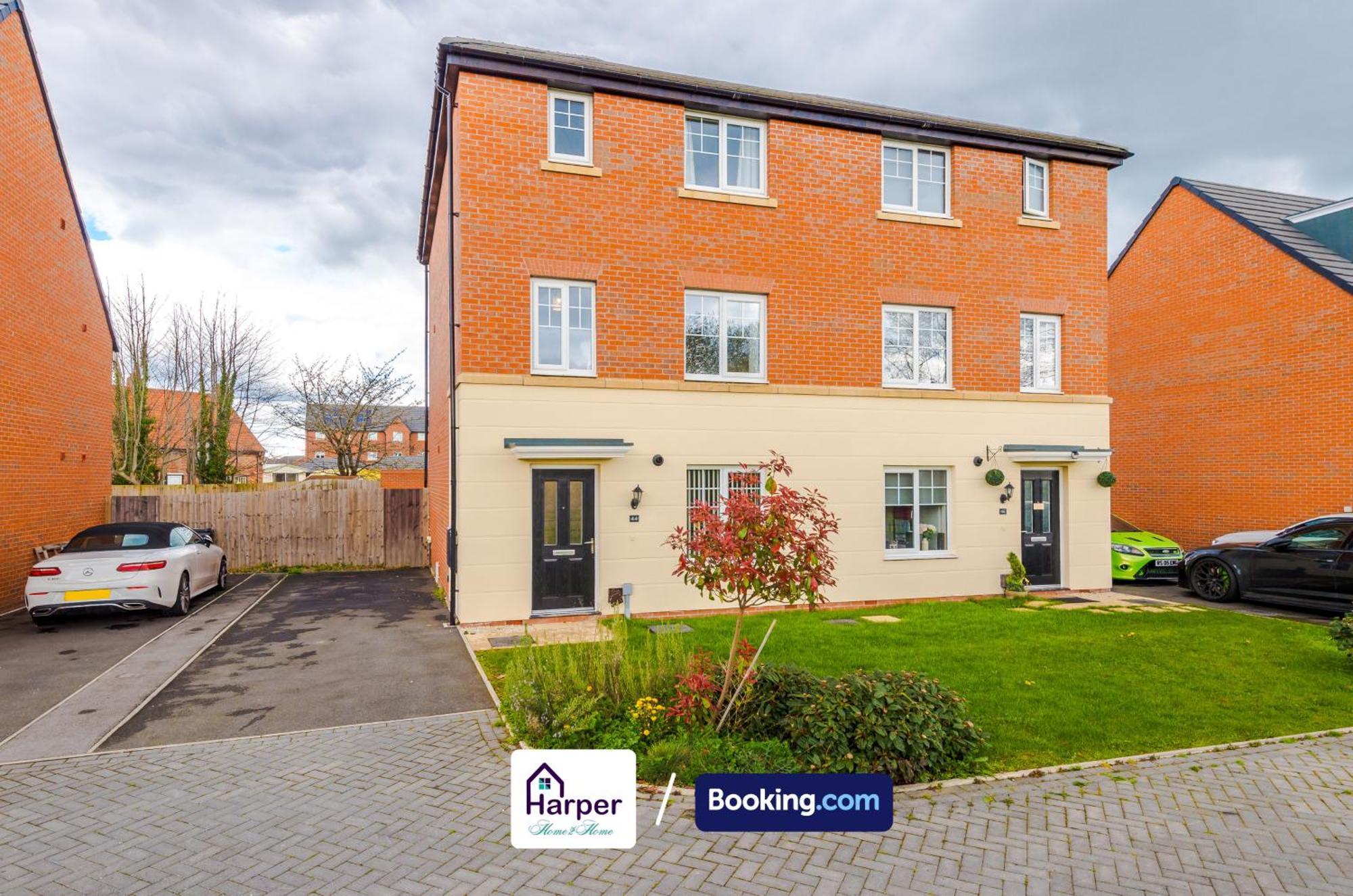 Prime Location 3 Storey By Harperletting Short Lets & Serviced Accommodation Chester With Driveway Long Or Short Stays Hough Green Eksteriør bilde