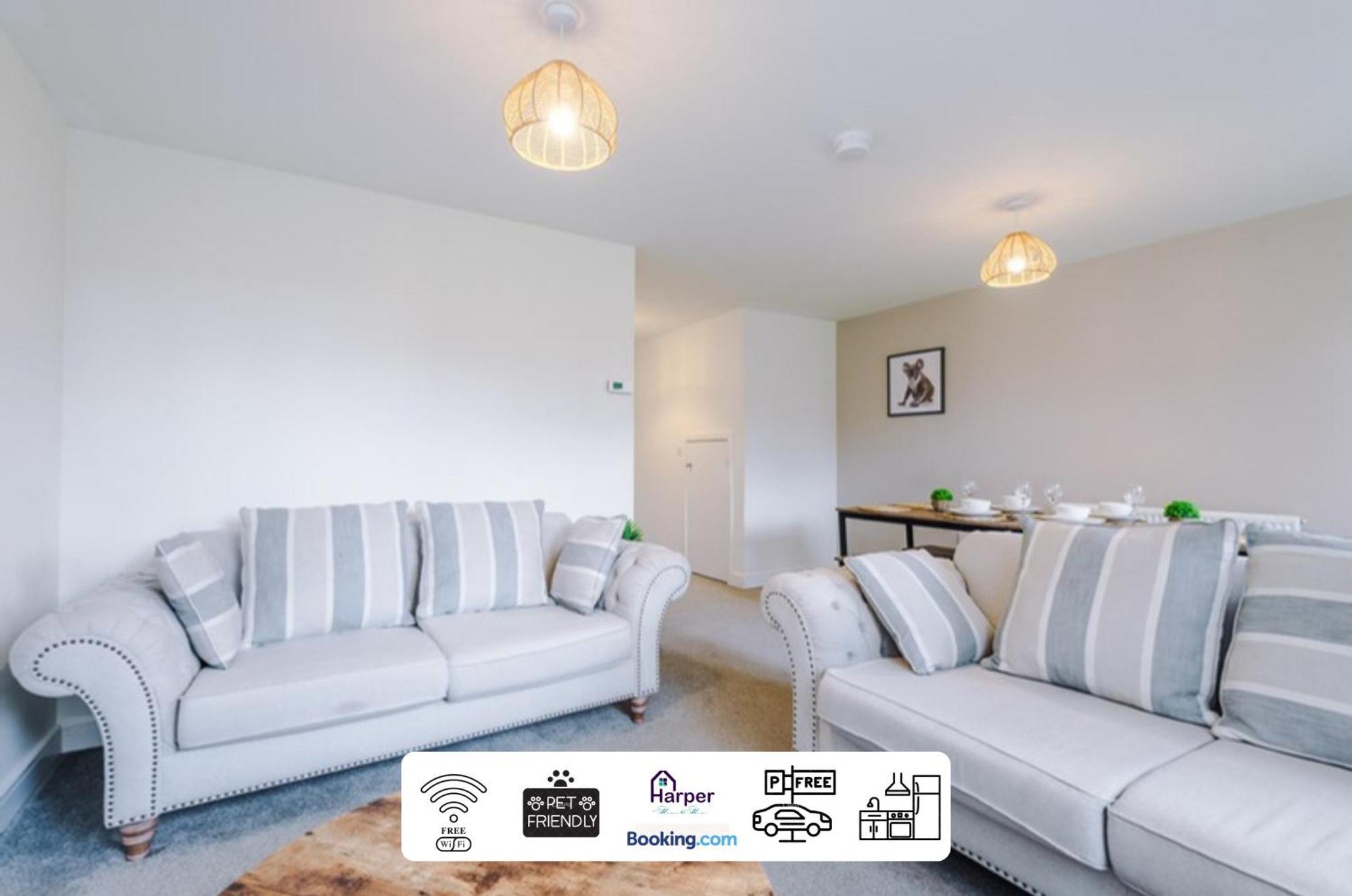 Prime Location 3 Storey By Harperletting Short Lets & Serviced Accommodation Chester With Driveway Long Or Short Stays Hough Green Eksteriør bilde